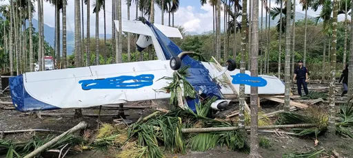 屏東輕航機起飛不到5分鐘 動力出狀況緊急迫降 「倒頭栽」卡檳榔園 機上2人嚇傻