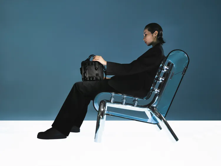 「重塑經典手提包」方正袋型帶有中性潮流感。品牌提供