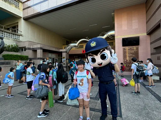 迎開學日!北市分局總動員護童上學 蔣萬安現身家長驚呼搶合照