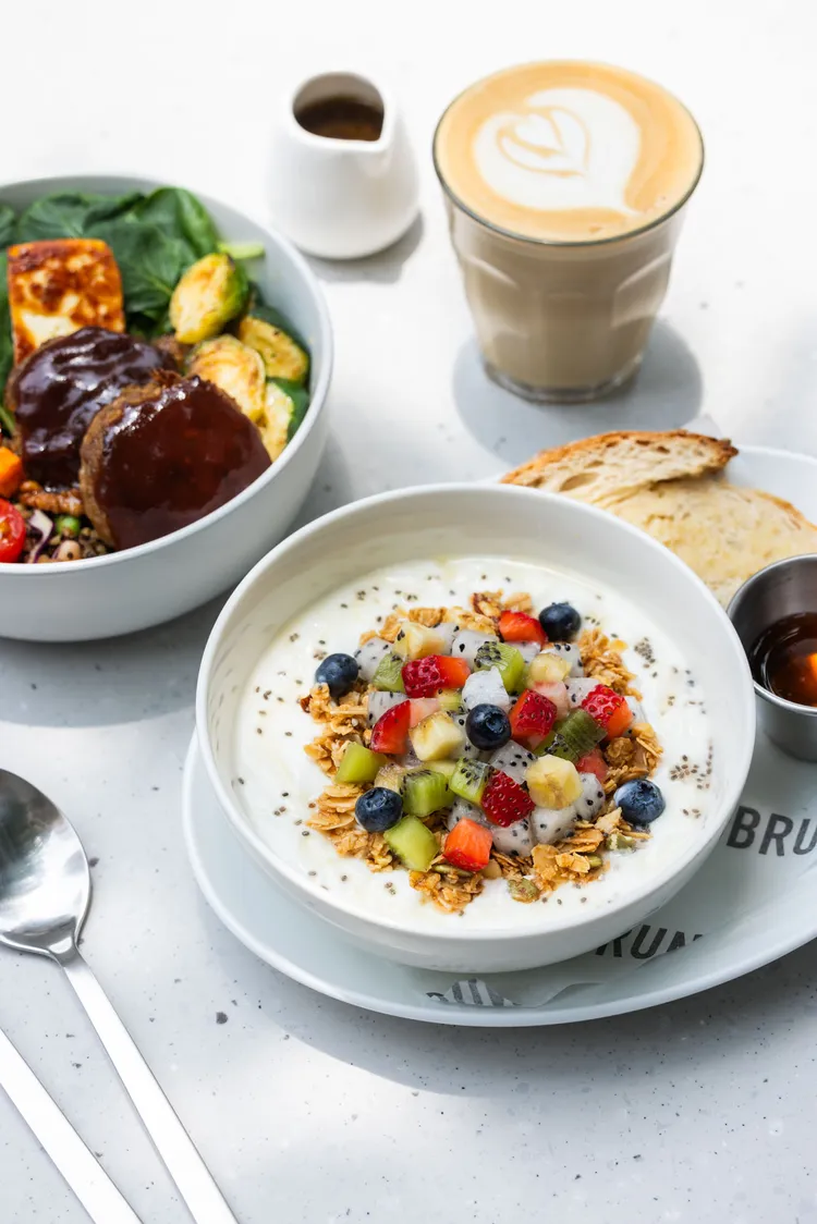 醬燒小漢堡排蔬菜沙拉碗（左上）、營養優果盃（右下）。業者提供