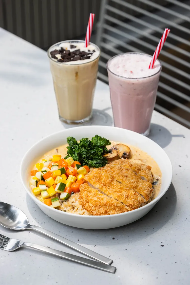 美式豬排飯、香草奶昔、草莓奶昔翻玩經典。業者提供