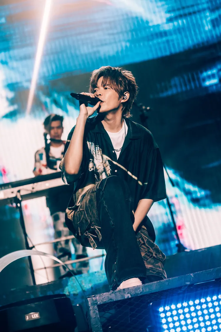 主唱阿璞熱情演唱。不搖就滾提供