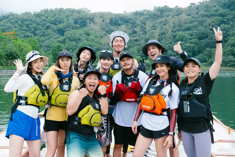 大霈為成員們送上「救命丸」。三立提供