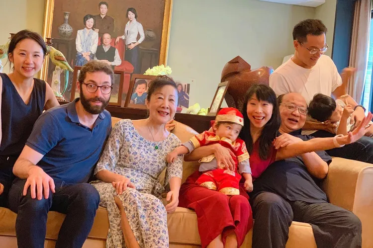 胡志強女兒胡婷婷（右三）嫁給美國律師Adam，曾返台團聚。翻攝胡志強臉書