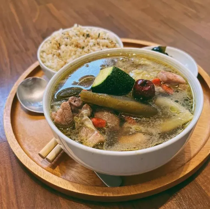 「小燉食室」的剝皮辣椒蛤蠣雞湯甘甜微辣，層次分明。取自米其林官網