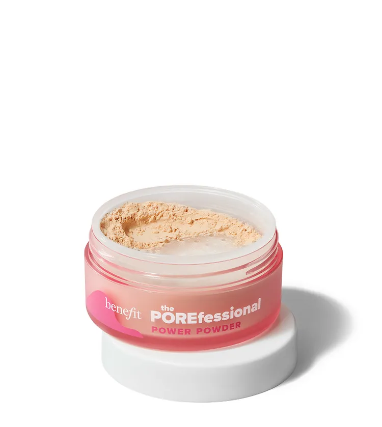 benefit柔焦特霧蜜粉，1600元。品牌提供