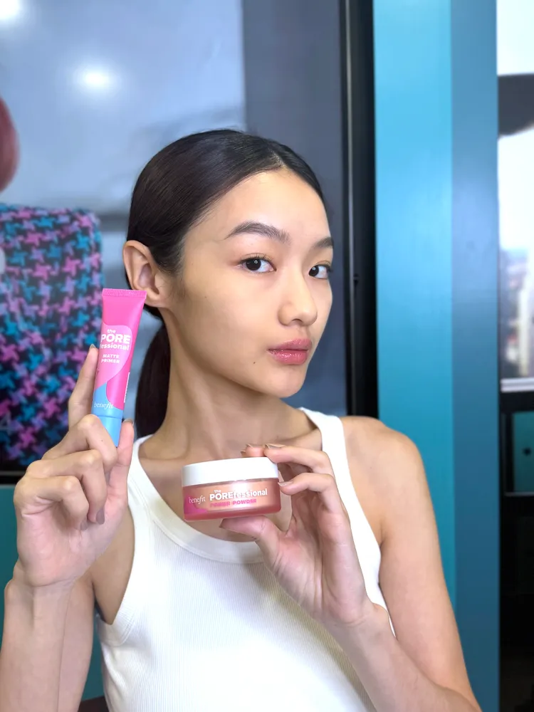 benefit推出柔焦特霧毛孔隱形露和柔焦特霧蜜粉2新品幫大家「管理油光」。張家玲攝