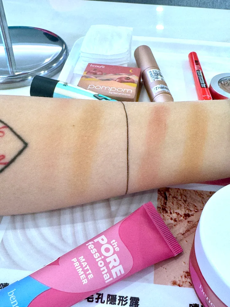 黑線右側為使用柔焦特霧毛孔隱形露後再上彩妝，可明顯看出顯色度較佳。張家玲攝