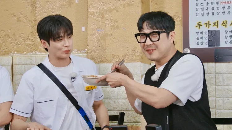 哈哈（右）第1次著麼照顧來賓，一旁成員都看不下去。中天綜合台提供