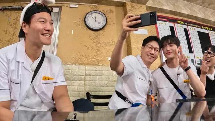 池錫辰開心與巨星弟弟邊佑錫拍照，卻忘2人曾共同患難過。中天綜合台提供