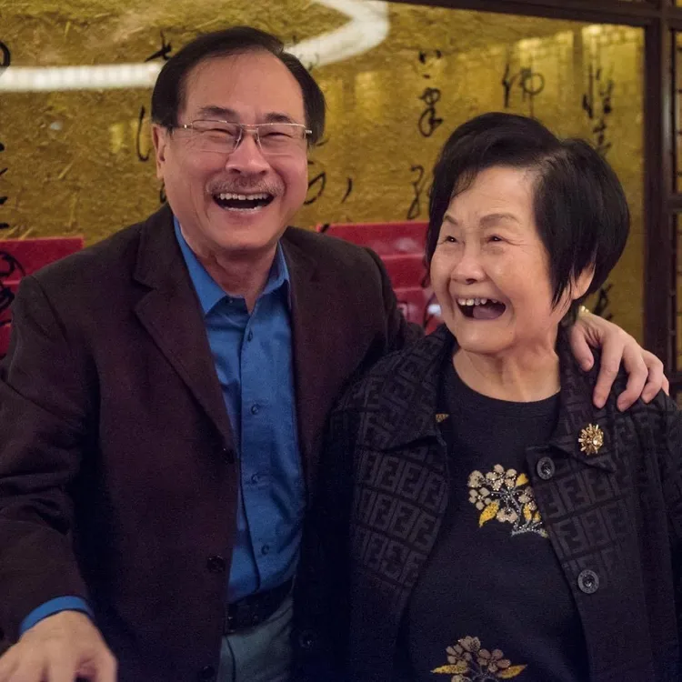 李晶晶的爸爸李博文（左）是現任首都客運董事長，李鳳藻是他的母親。翻攝李晶晶IG