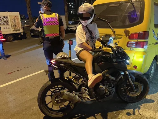噪音擾民!小姐姐騎檔車帥氣呼嘯而來 下一秒遭警攔檢通報噪音