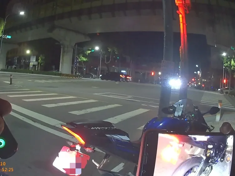 YAMAHA R6重機裝著賽道管遭警方取締。翻攝畫面