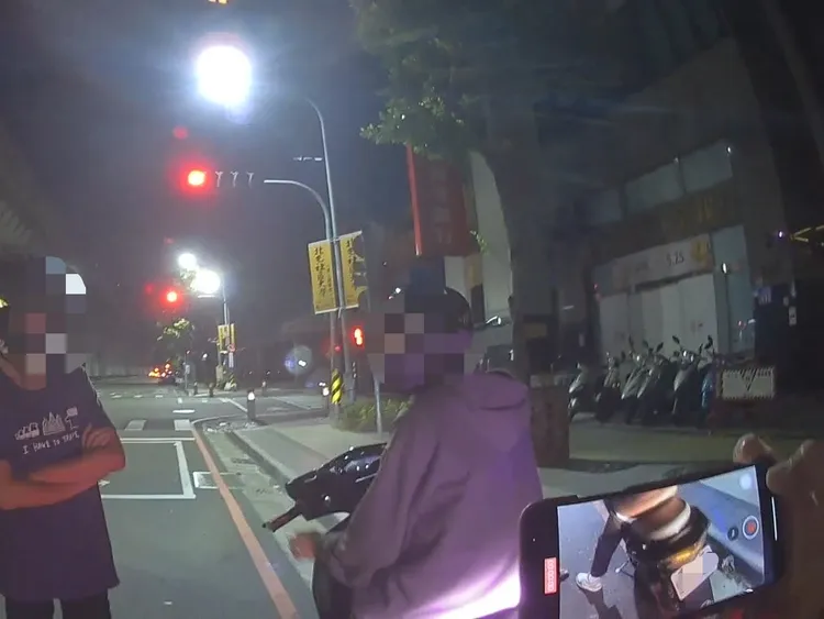 未成年雙載深夜騎著噪音車遊蕩遭警方取締。翻攝畫面