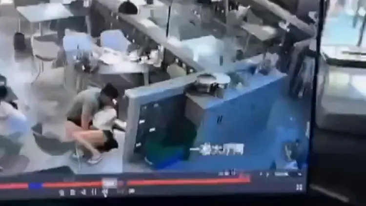 男女活春宮地點在燒烤店1樓，當時周圍未見其他客人。翻攝自X