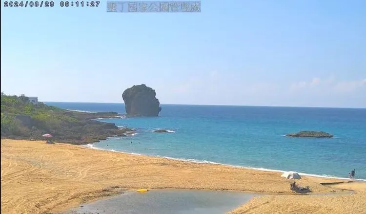 網友透過船帆石沙灘即時影像，發現沙灘上的陽傘幾乎都拆了。翻攝自YouTube