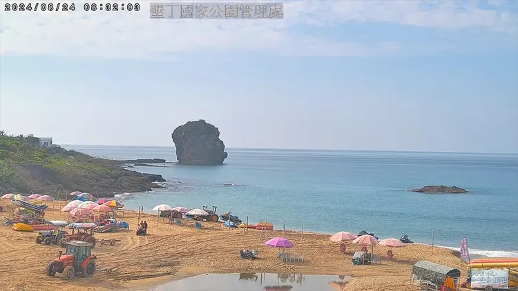 船帆石沙灘昔日滿是業者插傘佔地。翻攝自YouTube