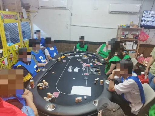 娃娃機店內別有洞天!深夜太熱鬧起疑 土城警突擊破德州撲克賭場
