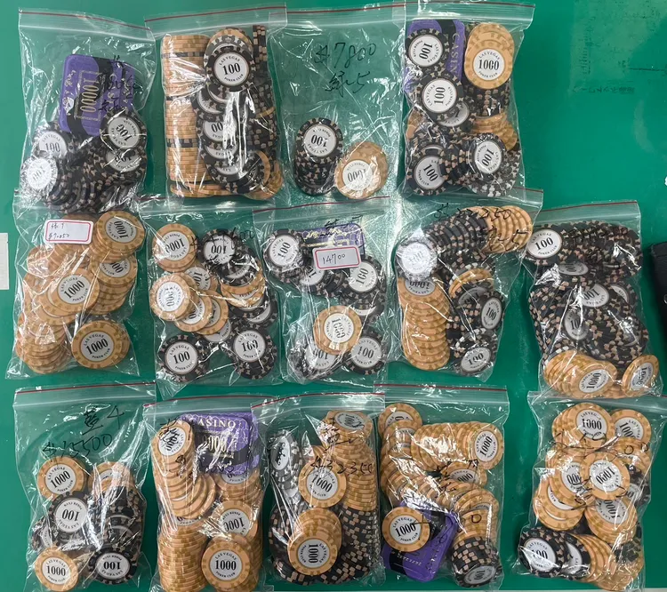 警方查獲賭具、賭資籌碼等證物。警方提供