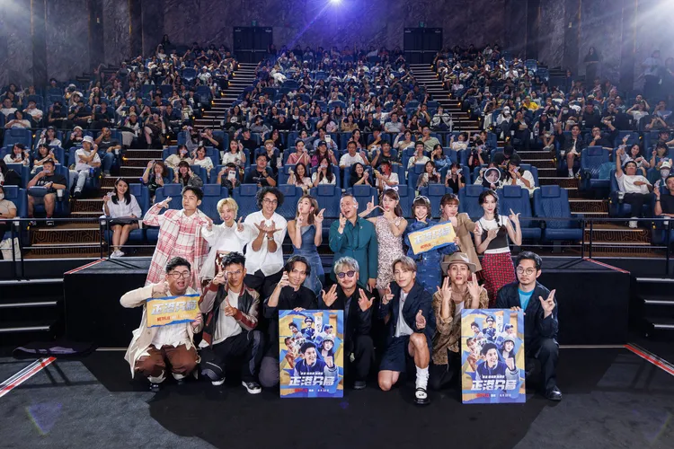《正港分局》演員陳彥佐（前排左起）、黃奇斌、導演程偉豪、KID林柏昇、謝坤達、黃宣、導演程偉豪、林鶴軒（後排左起）、Lulu黃路梓茵、馬念先、王淨、邰智源、阿部瑪利亞。Netflix提供