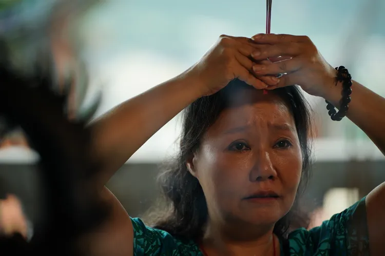 呂雪鳳飾演的「劉金香」為死刑犯兒子誠心祈求。華視提供