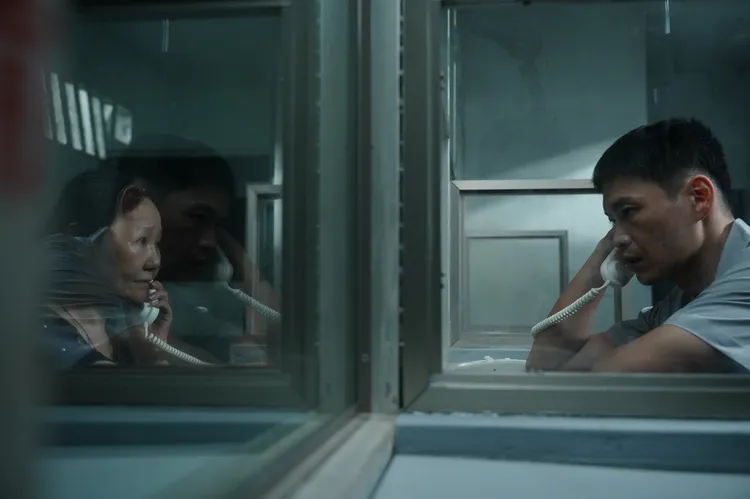 黃鐙輝（右）要劇中媽媽呂雪鳳不要再來看他了 。華視提供