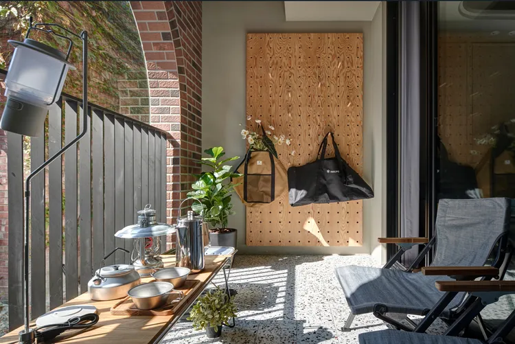 建築外觀的拱型，實際上是有深度的陽台、遮風避雨的拱簷，堅固隱私的同時也成為街角一抹溫潤的風景。