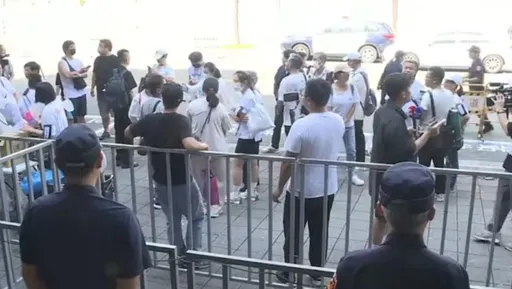 北檢外穿白T、喊口號聲援 小草們「相信清白」要接柯文哲回家