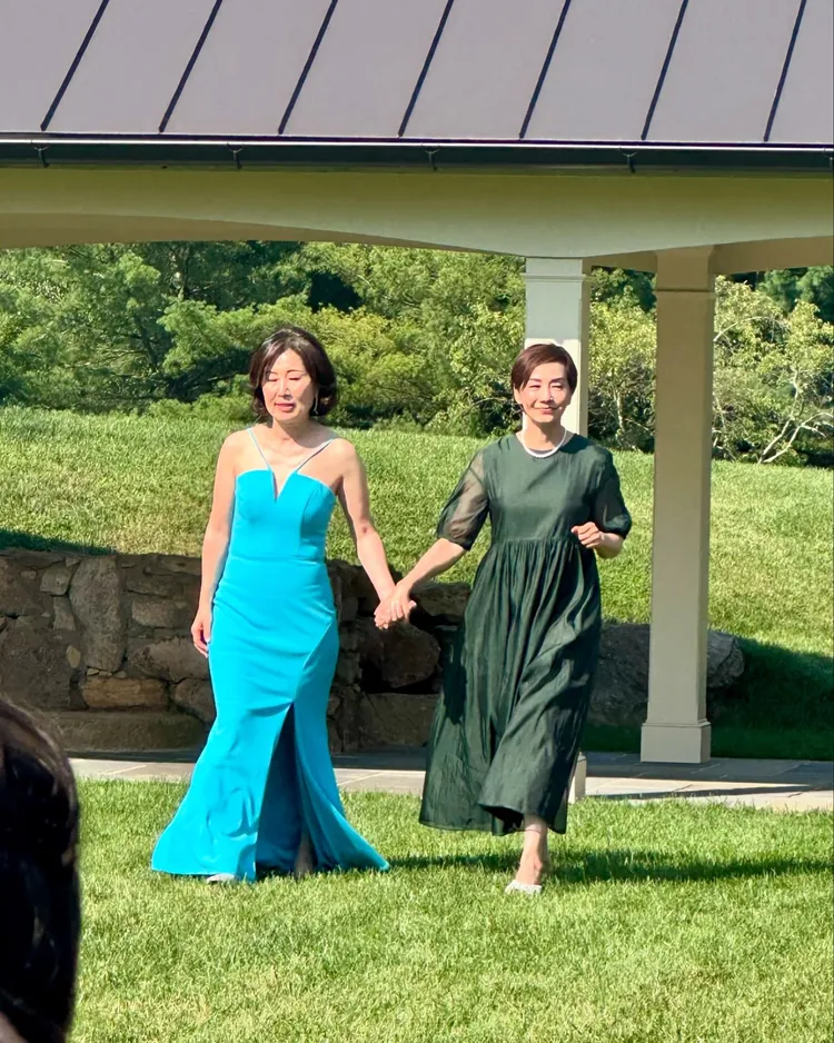 毛舜筠（右）和親家母牽手走入儀式地點。翻攝moje115 IG