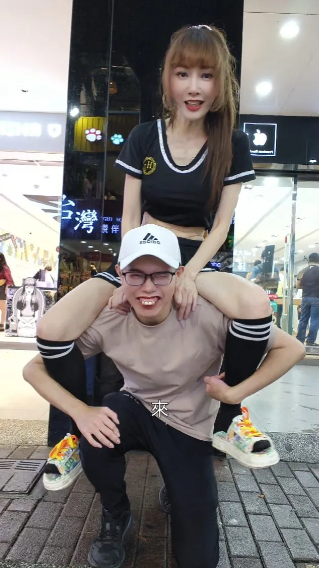 胡文英騎在鄧佳華頭上，他要站起身來十分吃力。翻攝胡文英IG