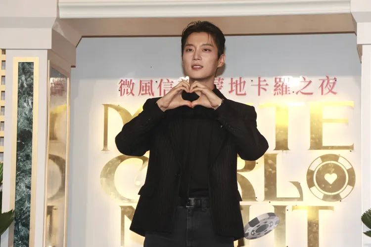 尹斗俊大方向現場觀眾比心。彭欣偉攝