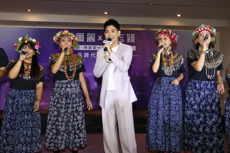 林志穎（中）和原住民美女一塊演唱。莊宗達攝