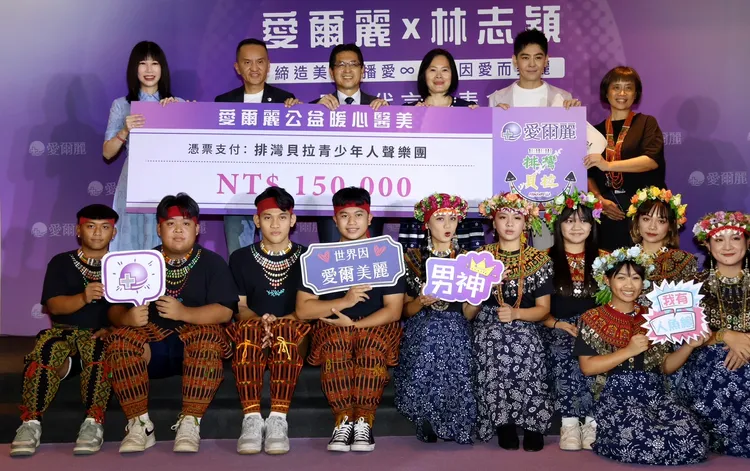 排灣貝拉青少年人聲樂團接受15萬元捐贈。莊宗達攝