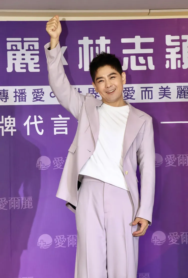 經過積極復健，林志穎右手已能舉這麼高了。莊宗達攝