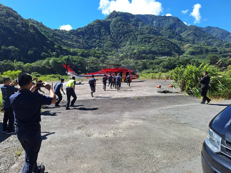 空勤直升機上午將3名登山客遺體運回南投。民眾提供