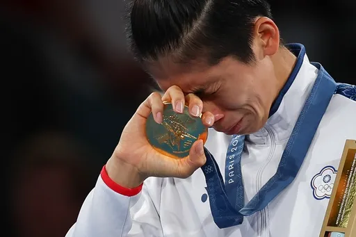 奪金牌就發雞排!國民黨兌現雞排承諾狂賀林郁婷「第一神拳」