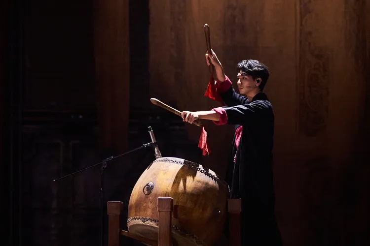 蔡旻佑《披荊斬棘的哥哥》第4季飆唱〈鐵衣〉苦練傳統大鼓。人見人愛娛樂提供