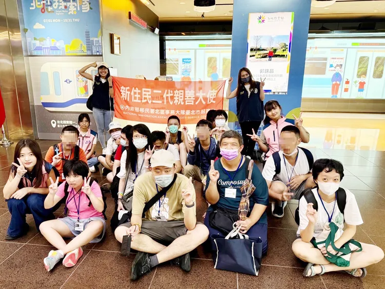 新二代親善大使偕同特教青年至臺北探索館共度美好的時光。移民署提供