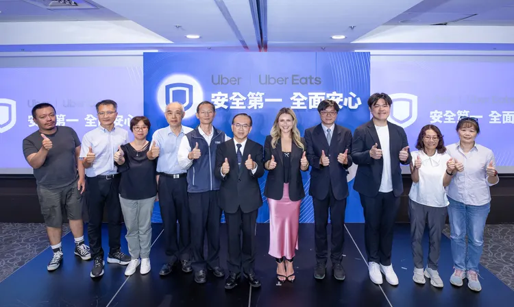 交通部代理部長陳彥伯（中）等人出席「安全第一，全面安心」記者會。Uber提供