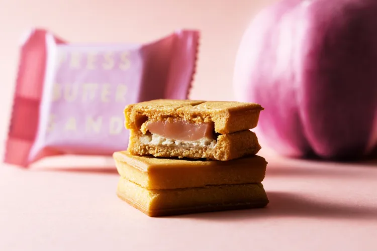 日本精品伴手禮 PRESS BUTTER SAND 和日本豪華車品牌 Lexus 聯名推出的聯名中秋禮盒，內有全新上市的白桃口味搭配榛果巧克力與經典原味組合。業者提供