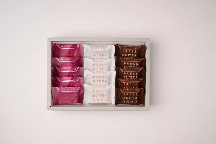 《皓月天邊禮盒》粉絲指定C款－包含「草莓巧克力」、「栗子風味」和「經典原味」三款風味焦糖奶油夾心餅乾。業者提供