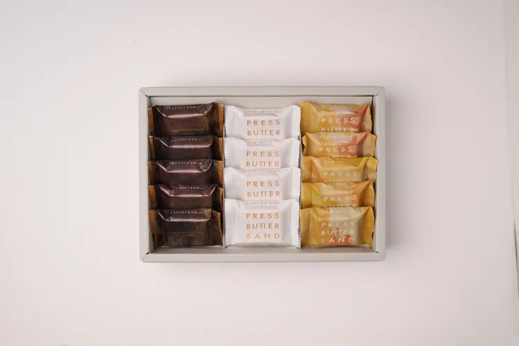 《皓月天邊禮盒》沉穩大人系B款－包含「經典原味」、「榛果巧克力」和「起司風味」三款風味焦糖奶油夾心餅乾。業者提供