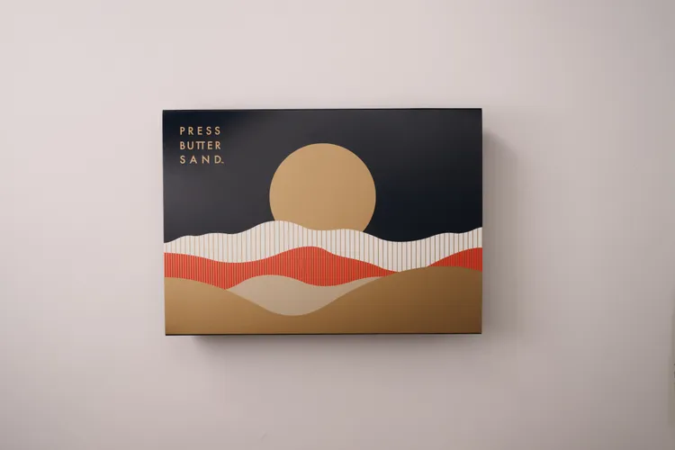 今年中秋《皓月天邊禮盒》是PRESS BUTTER SAND首次為海外市場推出的限定伴手禮，外盒主題以皎潔的明月為核心，營造出濃厚的中秋節氛圍。業者提供