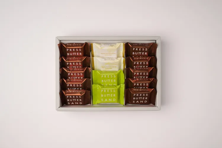 《皓月天邊禮盒》秋日輕奢和風A款－包含「栗子風味」、「宇治抹茶」和「香草白巧」三款風味焦糖奶油夾心餅乾。業者提供