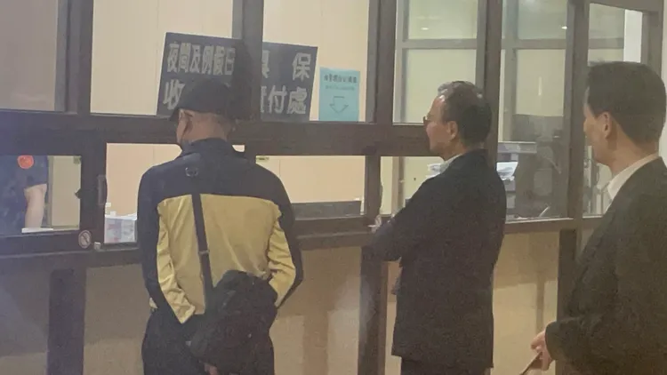 家人籌錢到法院辦保。張沛森攝