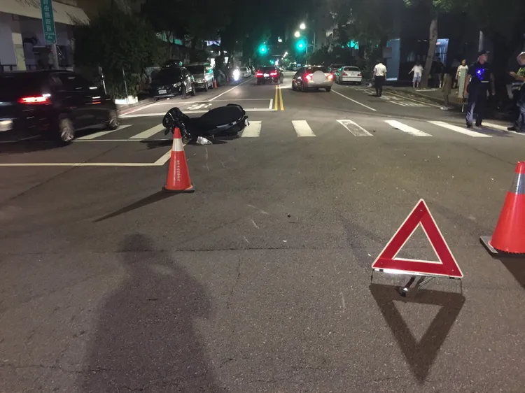 吳男在路口被撞飛。民眾提供