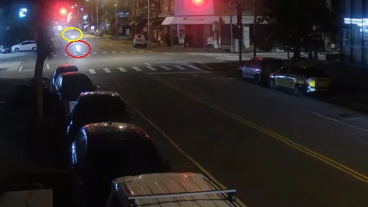 當時前方已有1輛機車（紅圈）停在路口等橫向車輛通過，但吳男（黃圈）仍直接通過路口。民眾提供