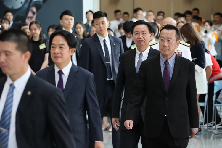 總統賴清德出席國防部113年將官晉升典禮，由吳釗燮、顧立雄、梅家樹等人陪同。李俊毅攝影