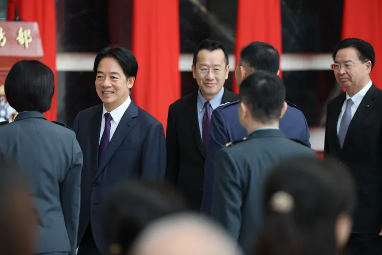 上半年陸海空軍晉任將官勗勉典禮 (左起)賴清德、顧立雄、吳釗燮。李俊毅攝