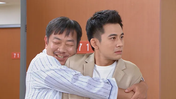 江俊翰《愛的榮耀》中因為知道曾子益（右）是自己的親生骨肉而摔下海，醒來卻成7歲智商。民視提供